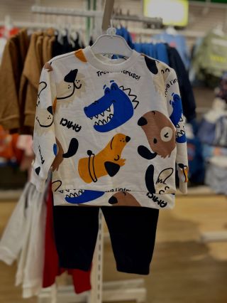 🚀 Styloví kluci, do akce! 🐻🦕🛹 Máme tu novou vlnu pohodlných a hravých setů pro vaše malé uličníky ve věku 9–36 měsíců!...