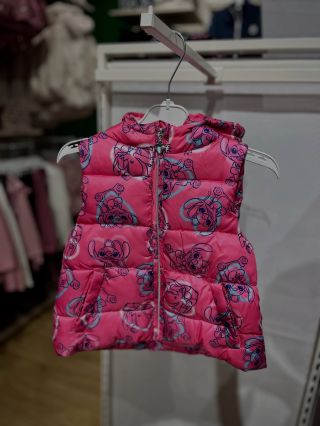 Hravé outfity pro malé slečny se Stitchem! ✨💜💗 Růžová vestička, fialové legíny a mikina s oblíbenými motivy — perfektní...