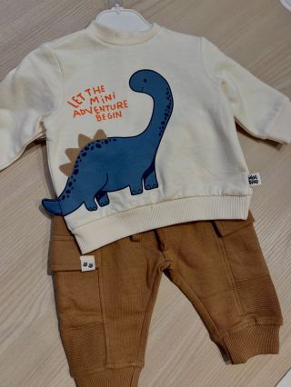 🐻 Roztomilost pro ty nejmenší! 👶💙 Představujeme naši nejnovější kolekci pro chlapečky ve věku 0-9 měsíců – ideální pro...