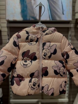 Disney Magie pro malé slečny! ✨ Přinášíme dávku roztomilosti a stylu pro holčičky ve věku 9–36 měsíců! V této kolekci...